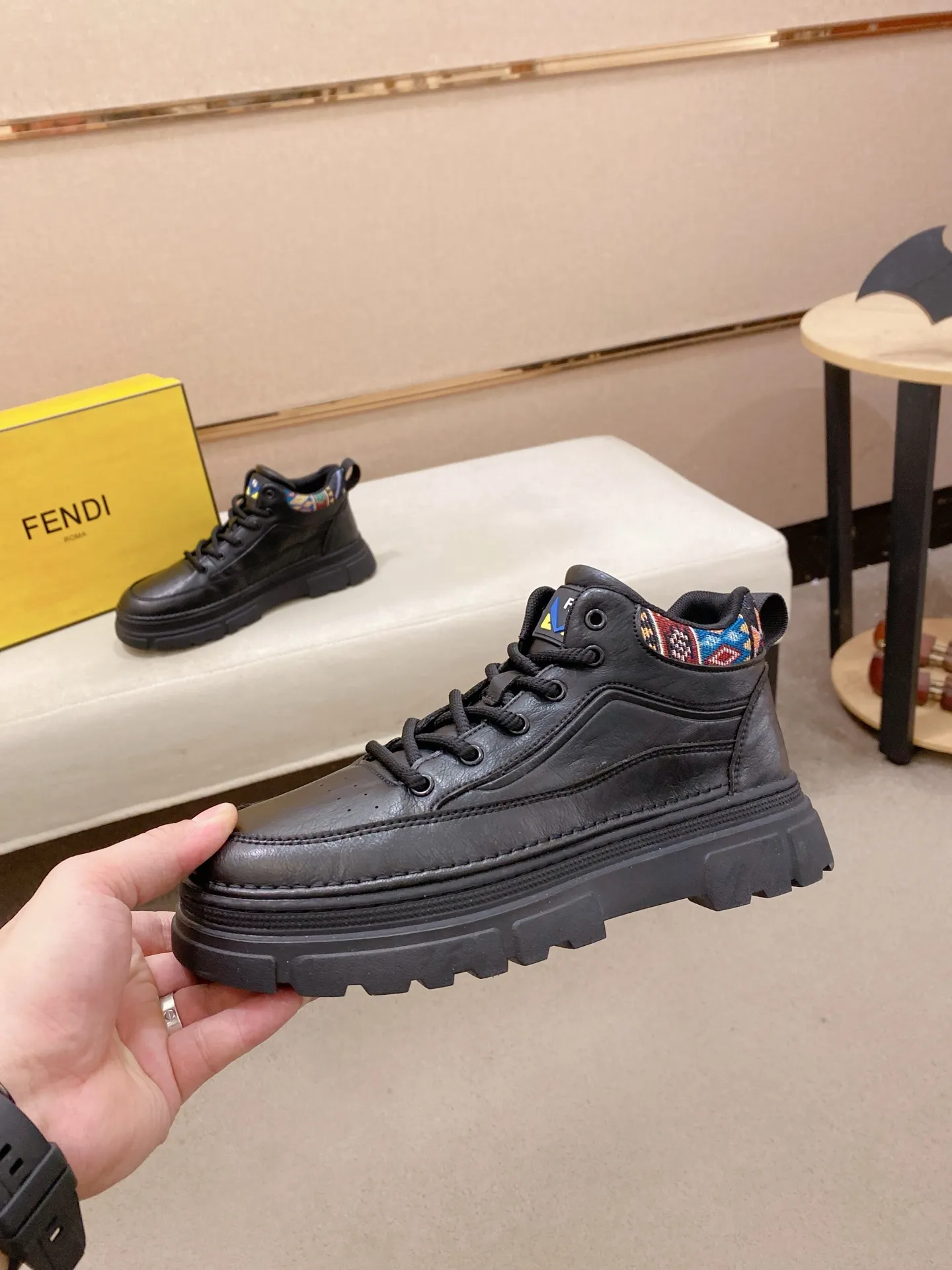 Factory price 442💰 (fendi) New high-top 👊🏻 upper 🇮🇹 imported cowhide fabric 🇩🇪 imported breathable mesh lining. The original outsole is molded to highlight the identity of every man, and the upper foot is elegant and stable🚶🏻🚶🏻The high-end custom counters reproduce the original version📯No matter the wind or rain, the shoe last remains unchanged and can withstand the verification of time🔍️,🔵 Size: 38-44